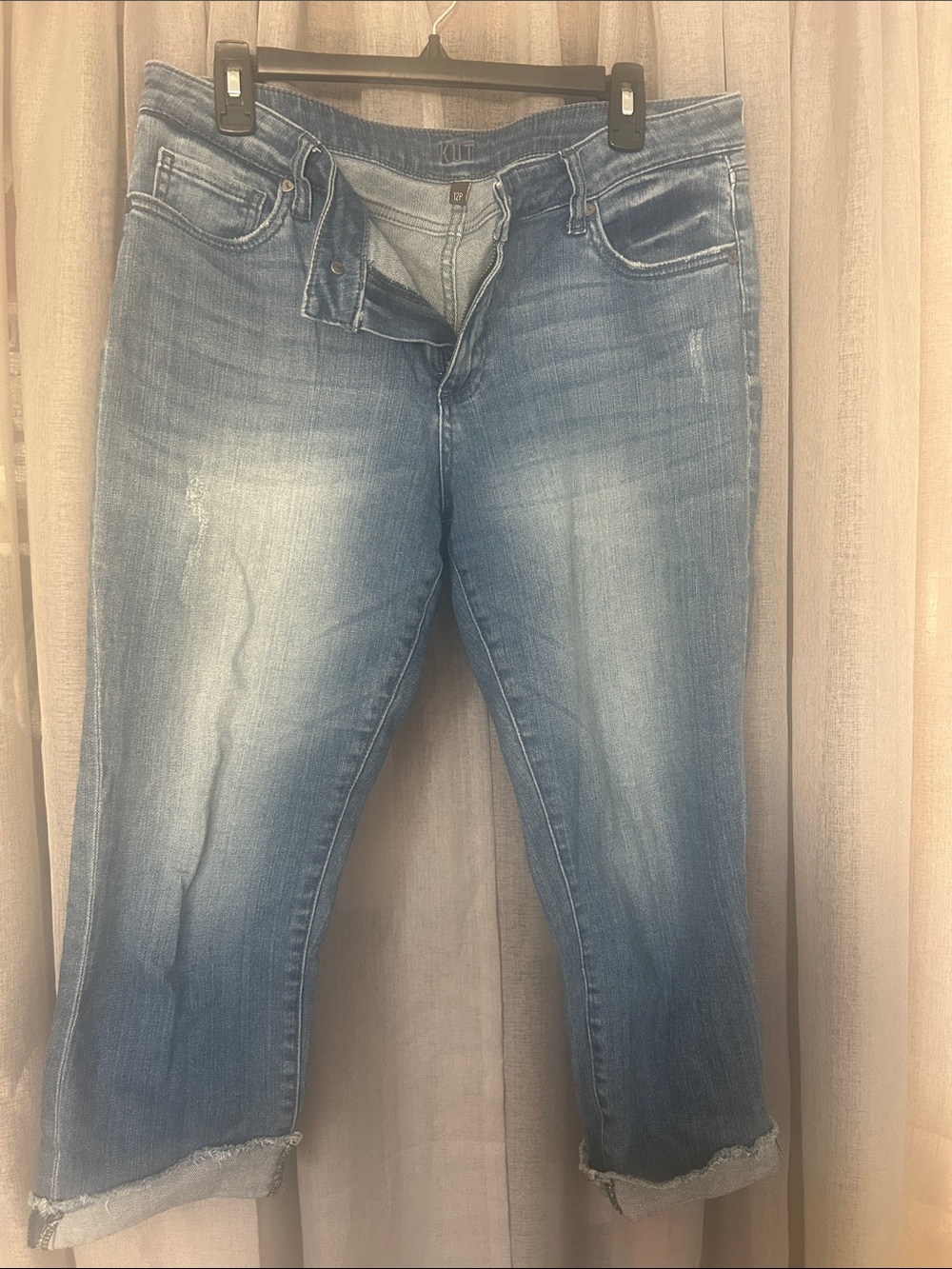 Kut from the Kloth Washed Blue Cropped Jeans with Frayed Hem